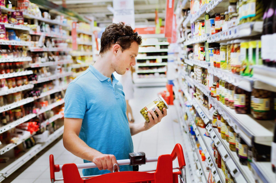 Mann mit Lebensmittel im Supermarkt